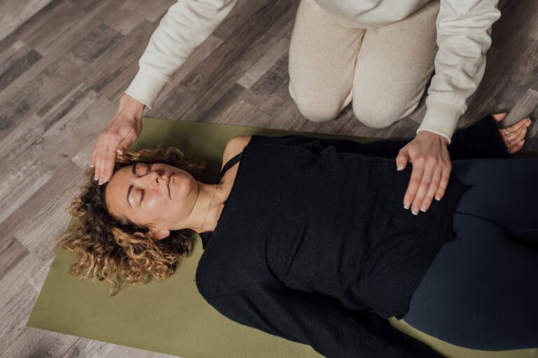 Femme allongée en état de relaxation profonde pendant une séance d'hypnose